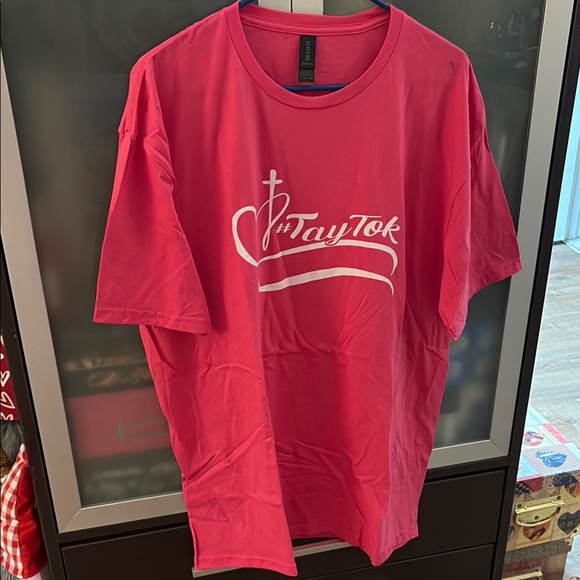 Gildan Pink Short Sleeve Tee Vibrant Casual Top - Picture 2 of 2